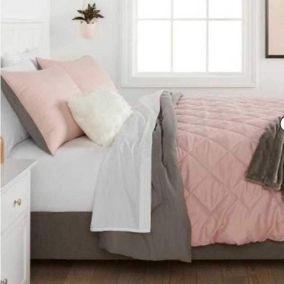 TWIN XL  4-pc PINK/GRAY REVERSIBLE COMFORTER WITH THROW BLANKET & PILLOW - Picture 6 of 6